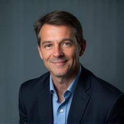 Török Gábor fejképe, professzionális pózban